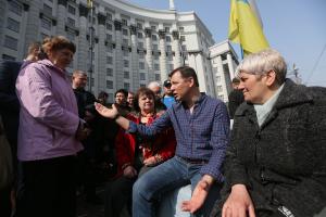 Лідер Радикальної Партії Олег  Ляшко  і його "тьолки" під стінами  Кабміну