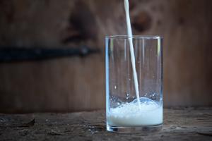 Ціни на молоко в Україні залишаються нижче світових