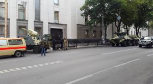 Зранку до Верховної Ради заїхала військова техніка (фото)