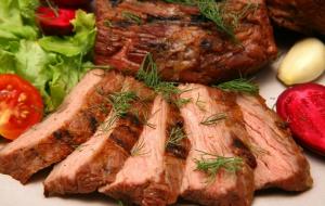 Українці стали їсти менше свинини 