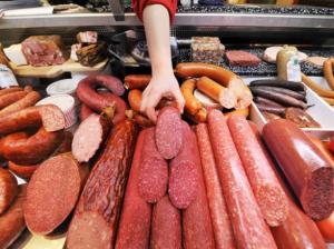 В Україні подешевшали ковбаса, масло та курятина