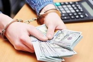 Працівника Держгеокадастру Київщини прокуратура підозрює в одержанні хабара у розмірі  $10,5 тис.