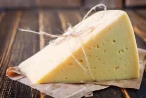 Справжній сир витісняє з ринку сирні продукти