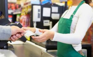 У НБУ пропонують дозволити отримувати готівку з карток у касах магазинів