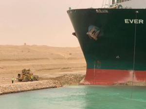 У Суецькому каналі застрягли вантажі на майже $10 млрд