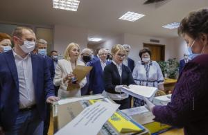«Батьківщина» передала до ЦВК документи для старту земельного референдуму