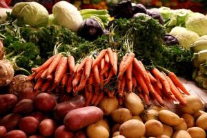Овочі борщового набору в Україні дорожчають через нестачу овочесховищ – експерт 