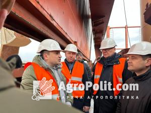 Міністр аграрної політики та продовольства України Микола Сольський інспектує роботу зернового коридору в порту. 