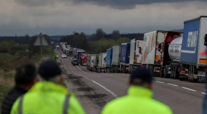 Вантажівки стоять на кордоні, оскільки польські перевізники перекрили дороги до трьох прикордонних пунктів