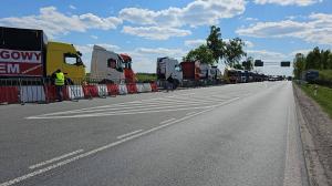 У черзі 55 вантажівок очікують дозволу виїхати з України