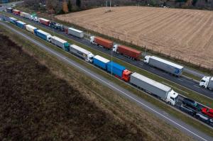 Єврокомісія закликає Україну створити додаткові смуги для порожніх вантажівок