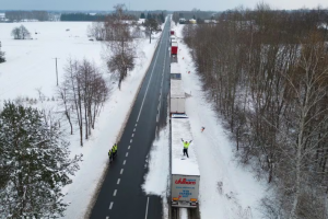 Тисячі вантажівок, що перевозили комерційні вантажі, тижнями стоять на кордоні Польщі 