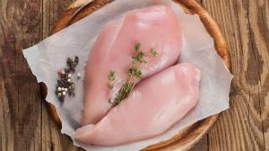 Щоб виправдатися, російські ритейлери та чиновники вигадують причини, чому з полиць пропало м'ясо птиці