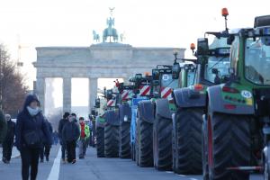 Фермери вийшли на вулиці з тракторами і заблокували головні дороги та шосе