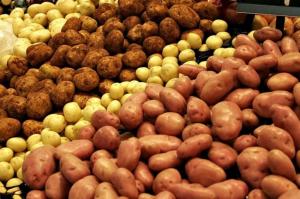 Хоча ціни на картоплю знижуються, вона все ще майже у три рази дорожча, ніж у минулому сезоні