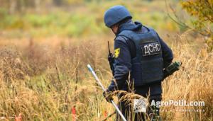 Розміновують землі  працівники Державної служби спеціального транспорту та ДСНС