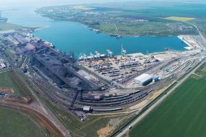 Земля структурована під різні типи вантажопотоків і може працювати як єдиний портовий кластер