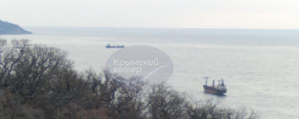 Днем раніше в районі Ялтинської затоки спостерігався лише один суховантаж