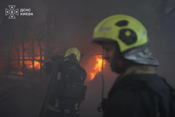 До ліквідації наслідків нічної атаки по всій Україні залучили 462 рятувальників ДСНС