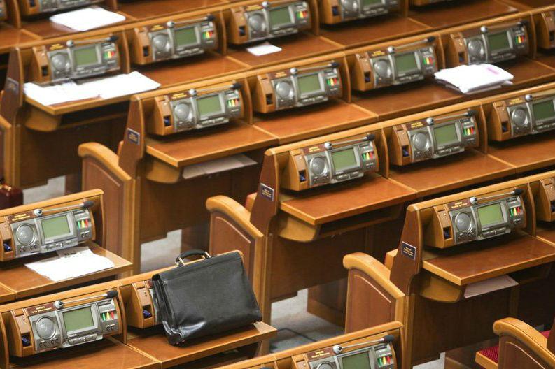 У парламенті є "конституційна більшість" голосів за відставку уряду Яценюка — Жолобецький