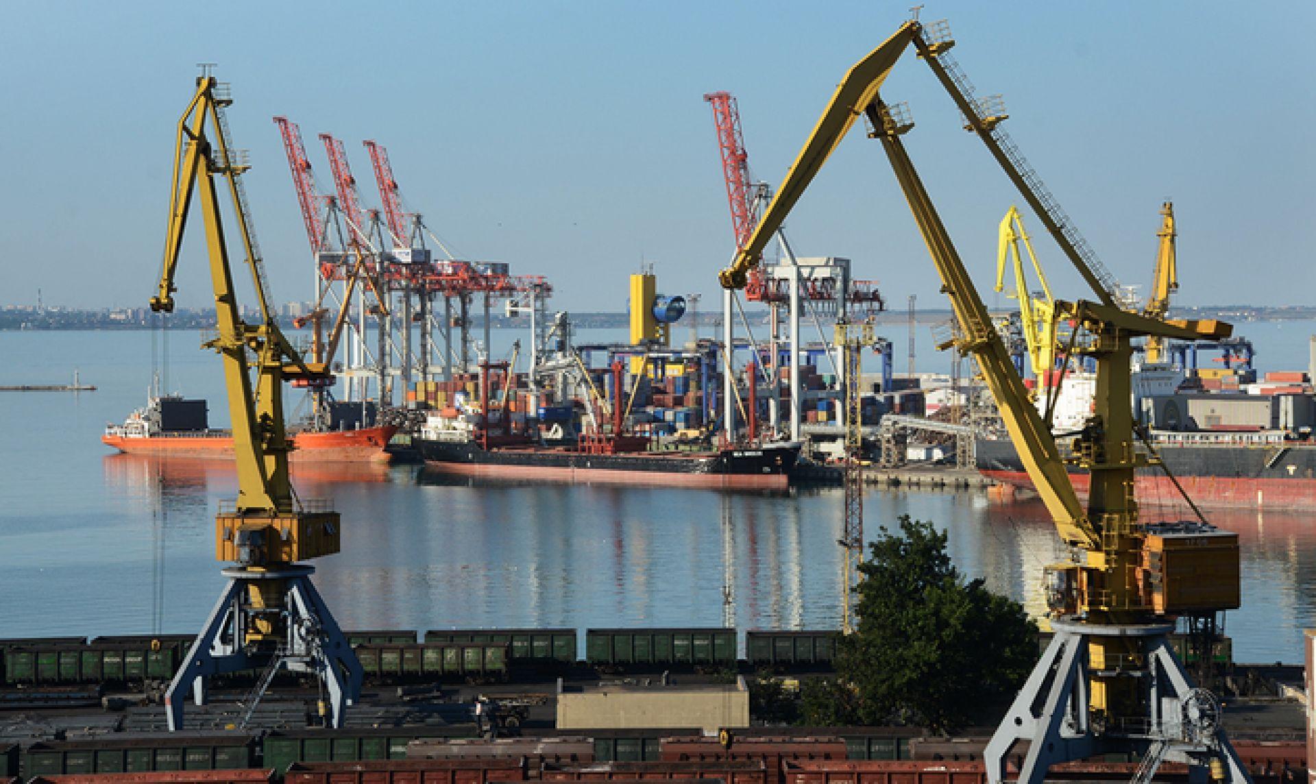 Через складні погодні умови більшість українських портів працюють з обмеженнями