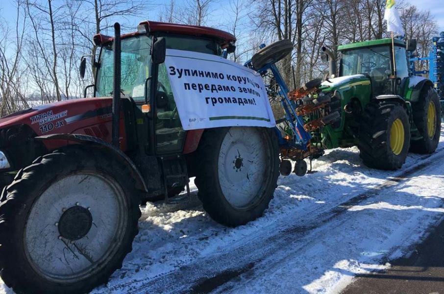 Аграрії знову перекрили головні магістралі України 