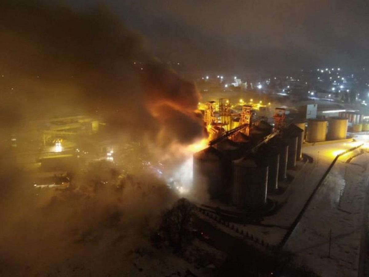 На Львівщині сталася пожежа: горів завод "Оліяр"