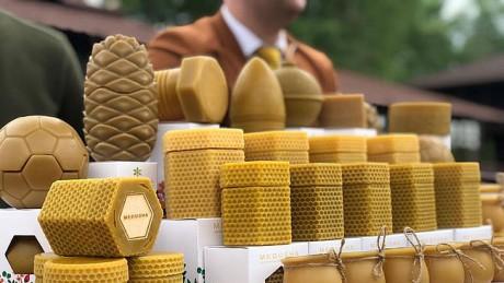 У Дніпрі створили унікальну упаковку для меду – банки із бджолиного воску