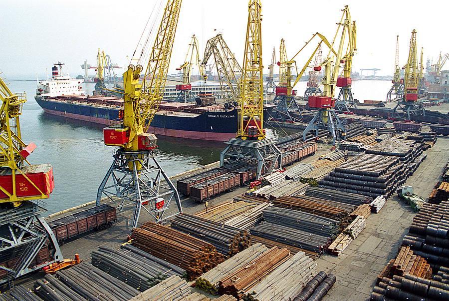 Одеський порт поповнився чотирма потужними перевантажувачами вартістю €6 млн