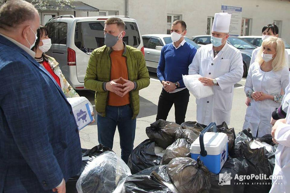 Тернопільським медикам нашили захисних костюмів з 104 км спеціалізованої тканини  та зібрали 1,5 млн грн на боротьбу з COVID-19  