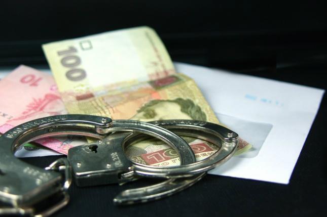 На Херсонщині у працівника елеватора поліцейський вимагав 100 тис. грн
