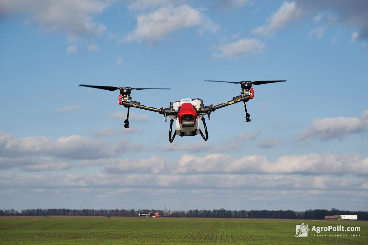 Україна стала першою у світі та кількістю дронів у сільському господарстві