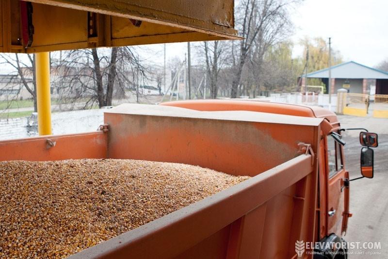 Перша партія потужностей для тимчасового зберігання зернових прямує морем до України