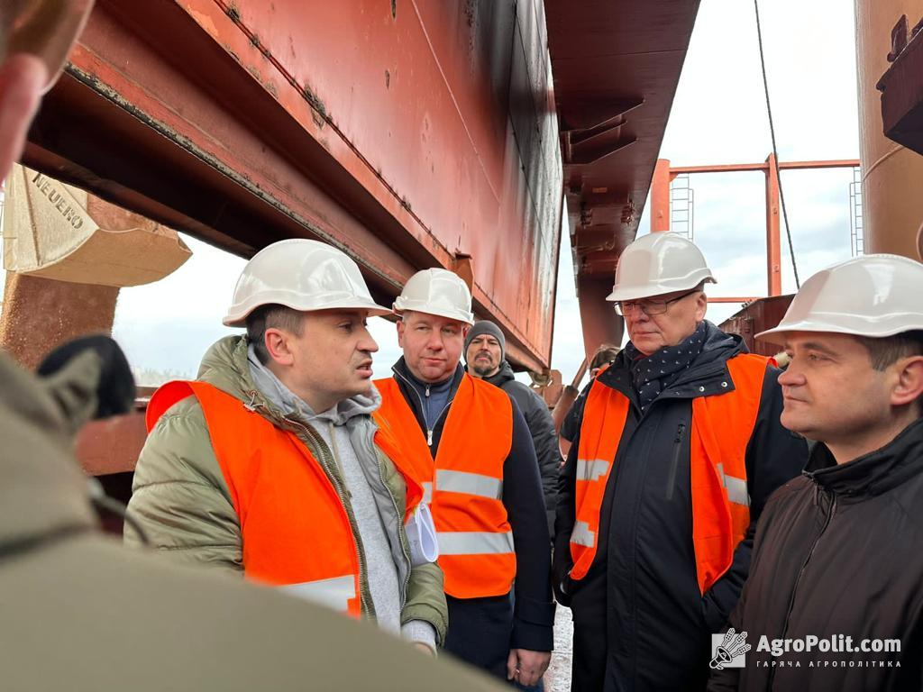 Міністр аграрної політики та продовольства України Микола Сольський інспектує роботу зернового коридору в порту. 