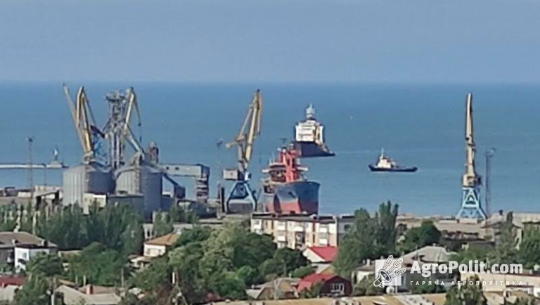 Судно, ймовірно, балкер AGIA FILOTHEI заходить в порт Бердянська
