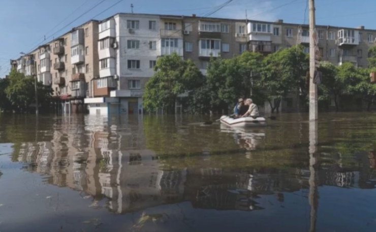 Українські силовики перевозять жителів, евакуйованих із затопленого району Херсона