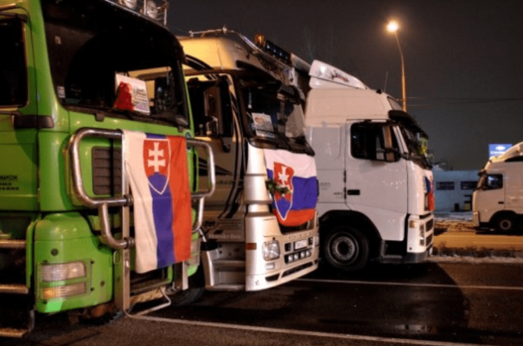 Зі Словаччини до України рухаються близько 400 вантажних автомобілів