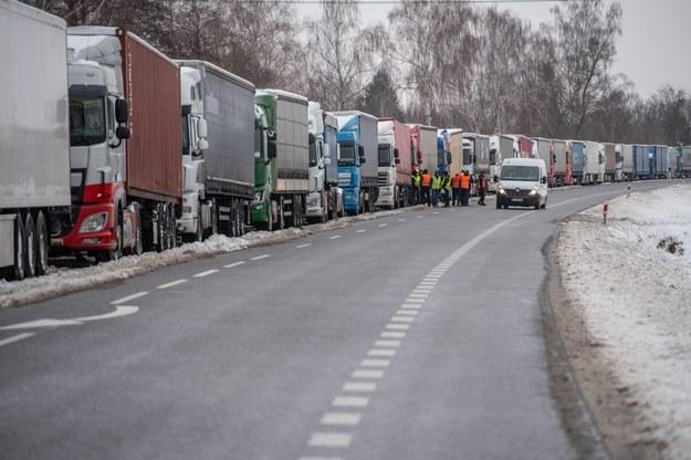 Потрібно близько 32 годин, щоб розвантажити чергу з 700 вантажівок, які прямують з Польщі в Україну