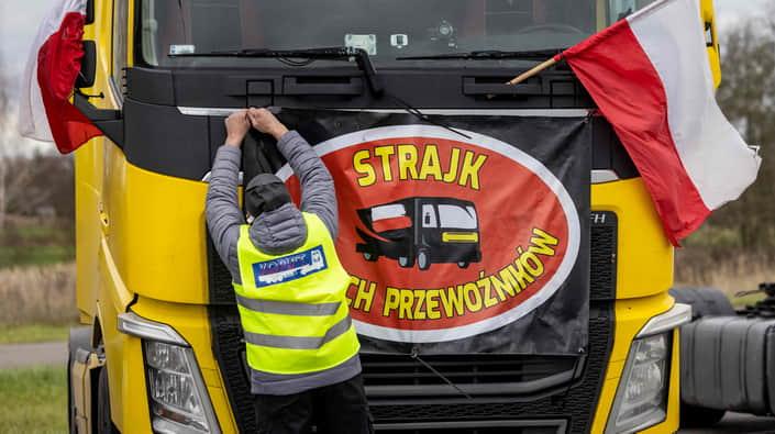 На польскому пункті пропуску в Дорогуську українські водії змушені чекати своєї черги більше місяця 