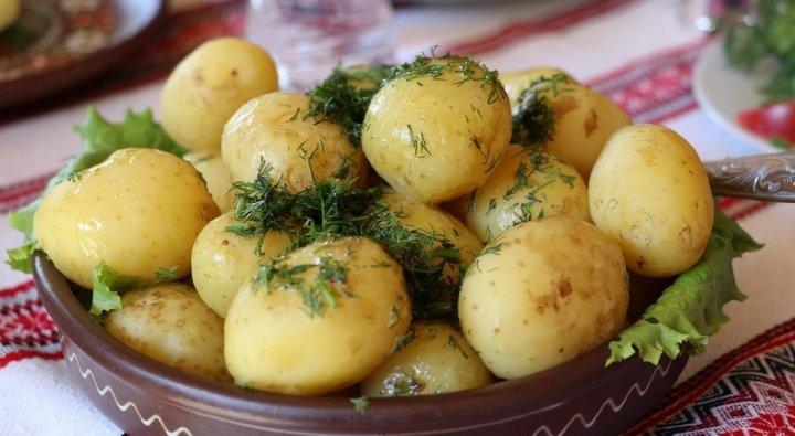 Запаси якісної картоплі у сховищах, за словами виробників, поступово скорочуються