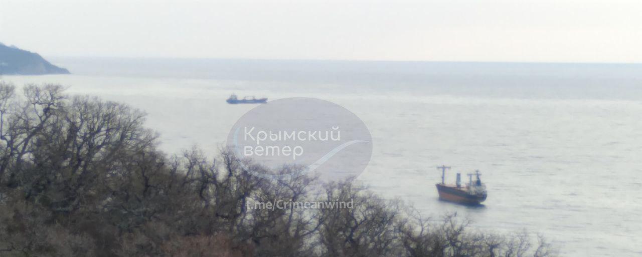 Днем раніше в районі Ялтинської затоки спостерігався лише один суховантаж