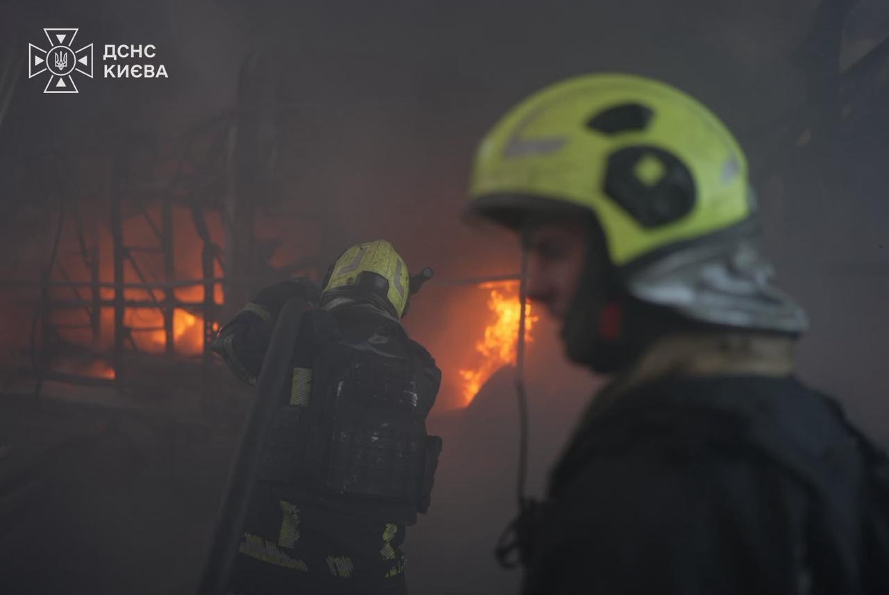 До ліквідації наслідків нічної атаки по всій Україні залучили 462 рятувальників ДСНС