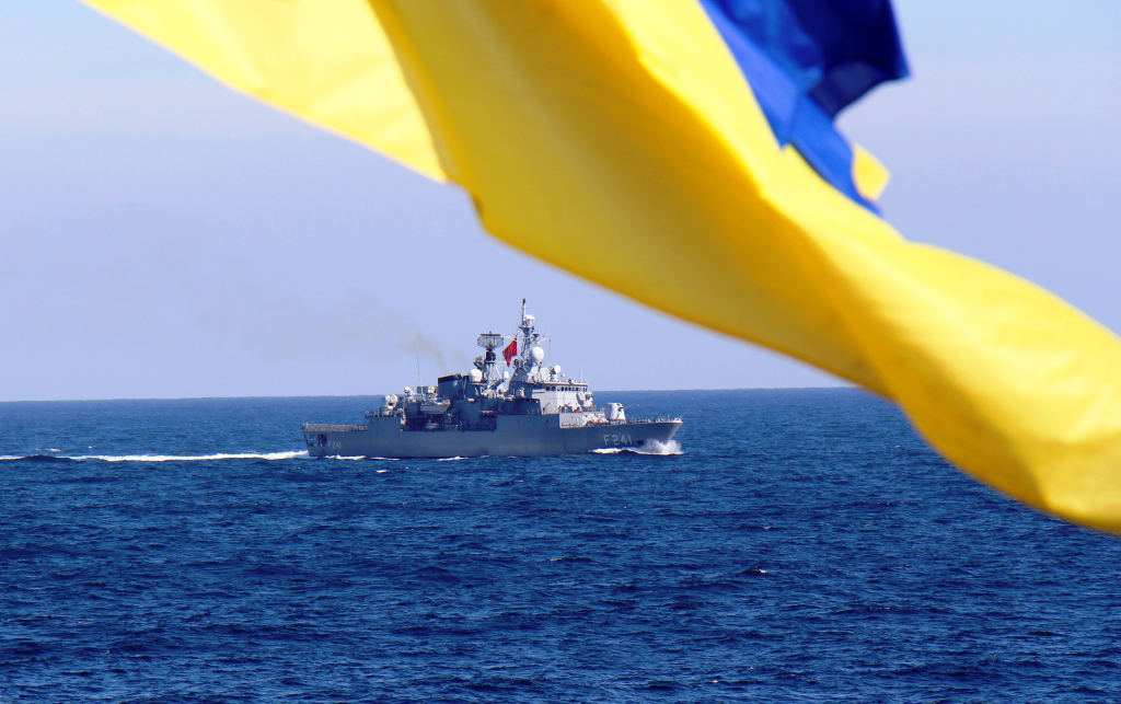 Украинское черное море. Украина море. Военно-морской флаг Украины. Флаг украинских ВМФ. Военный корабль с украинским флагом.