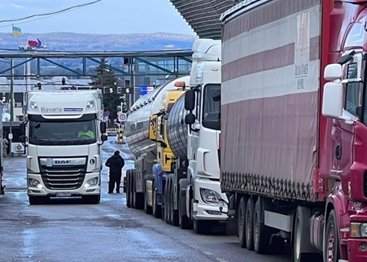 Через блокаду кордону, клієнти перенаправляють товари в румунські порти