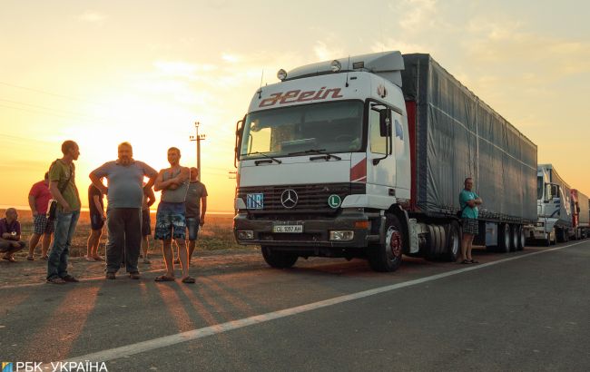 Оформлення та пропуск вантажівок на посту «Ужгород автомобільний» з української сторони кордону відновили