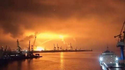 Суднам заборонено заходити до порту та виходити з нього з 00:00 до 05:00.